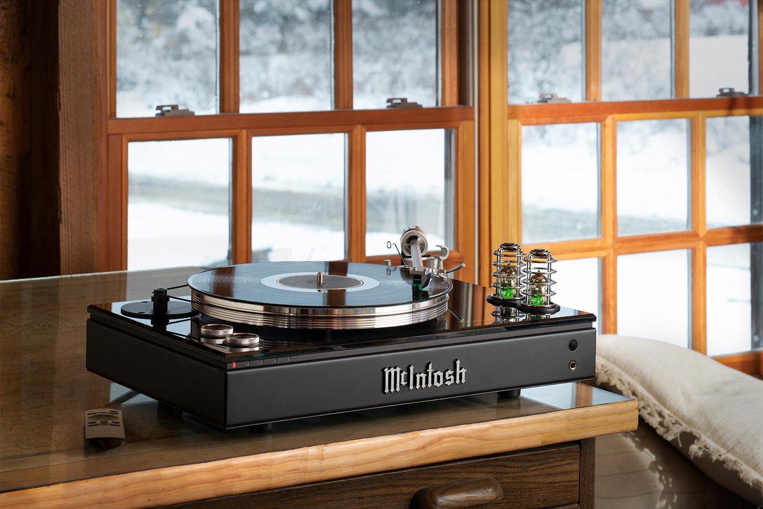 Виниловый проигрыватель с интегральным усилителем McIntosh MTI100