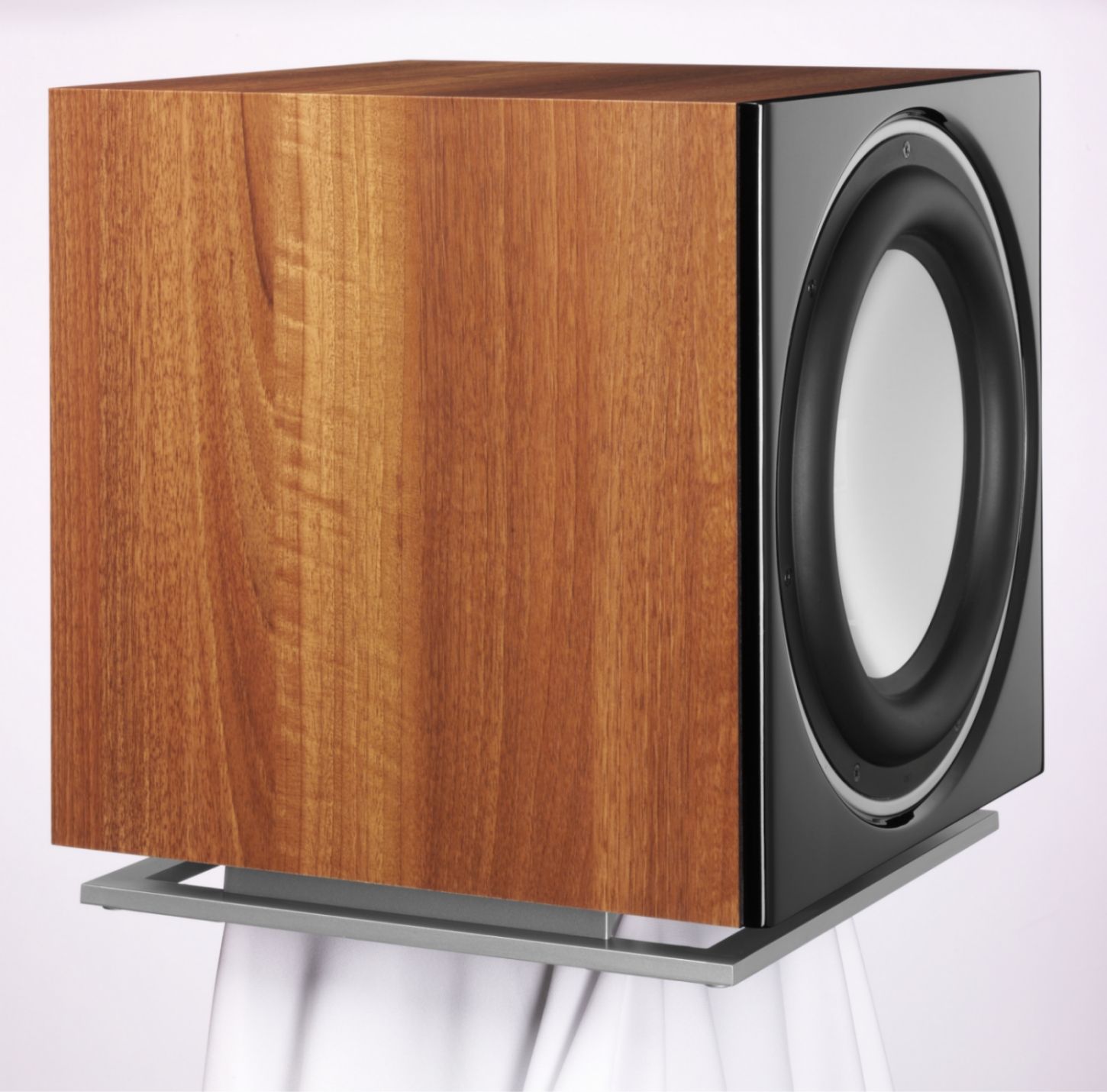 Сабвуфер Dali SUB E-12 F light walnut