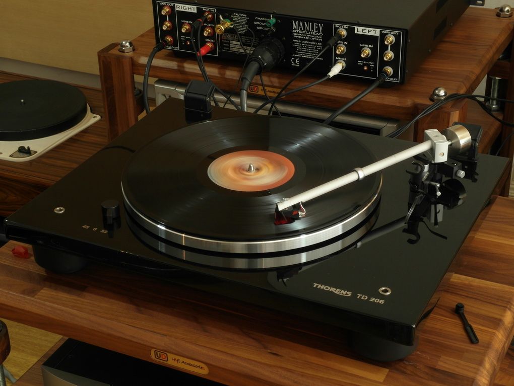 Проигрыватель винила THORENS TD-206 HIGHGLOSS BLACK