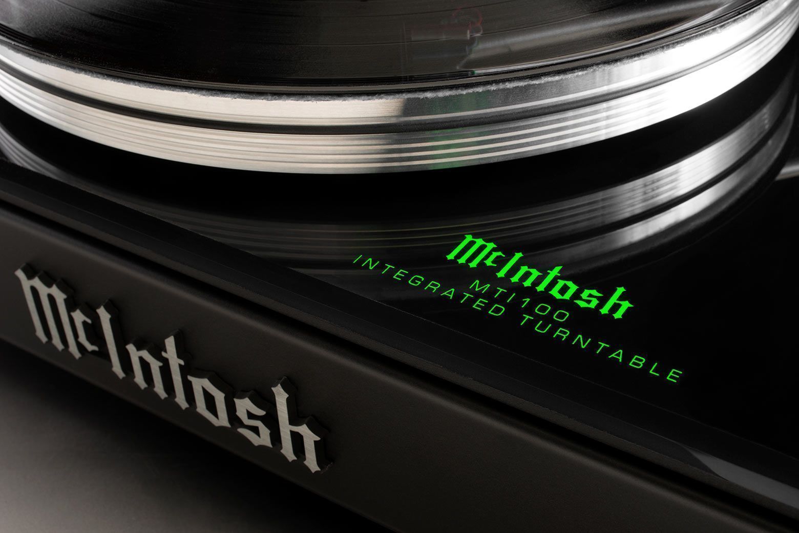 Виниловый проигрыватель с интегральным усилителем McIntosh MTI100