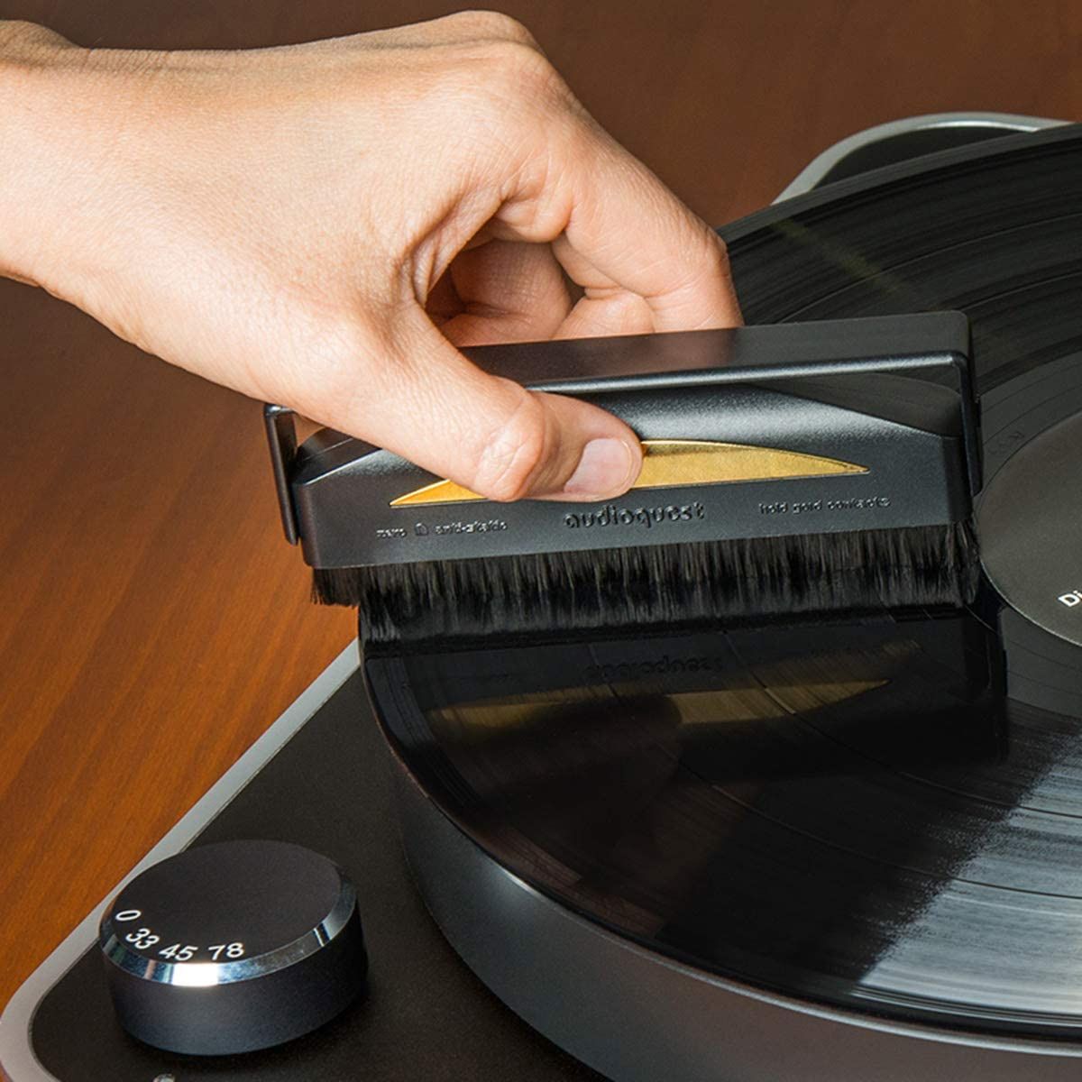 Щетка для чистки виниловых пластинок AudioQuest Super-Conductive Anti-Static Record Brush