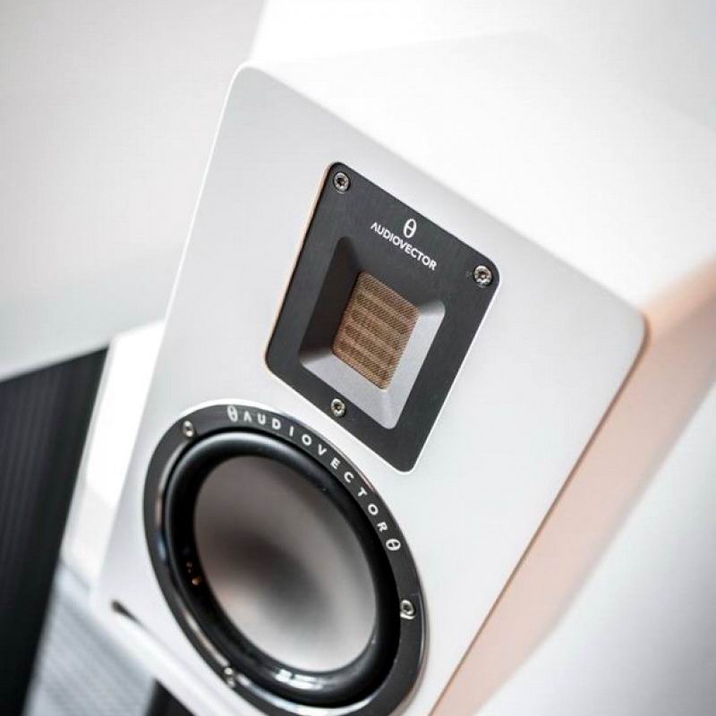 Полочная акустика Audiovector QR 1 White Silk